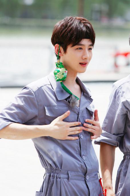 白敬亭《我们战斗吧》综艺照