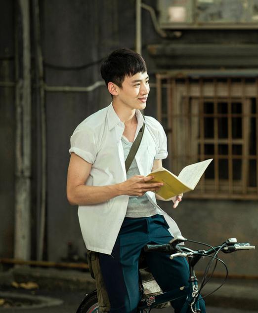 白敬亭谁的青春不迷茫剧照