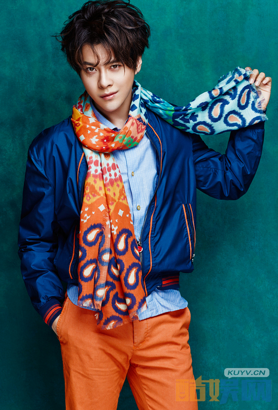 徐海乔曝光最新写真。照片中，橙色与蓝色为主色调的着装搭配上墨绿色的背景，使徐海乔的霸气与阳光完美结合。