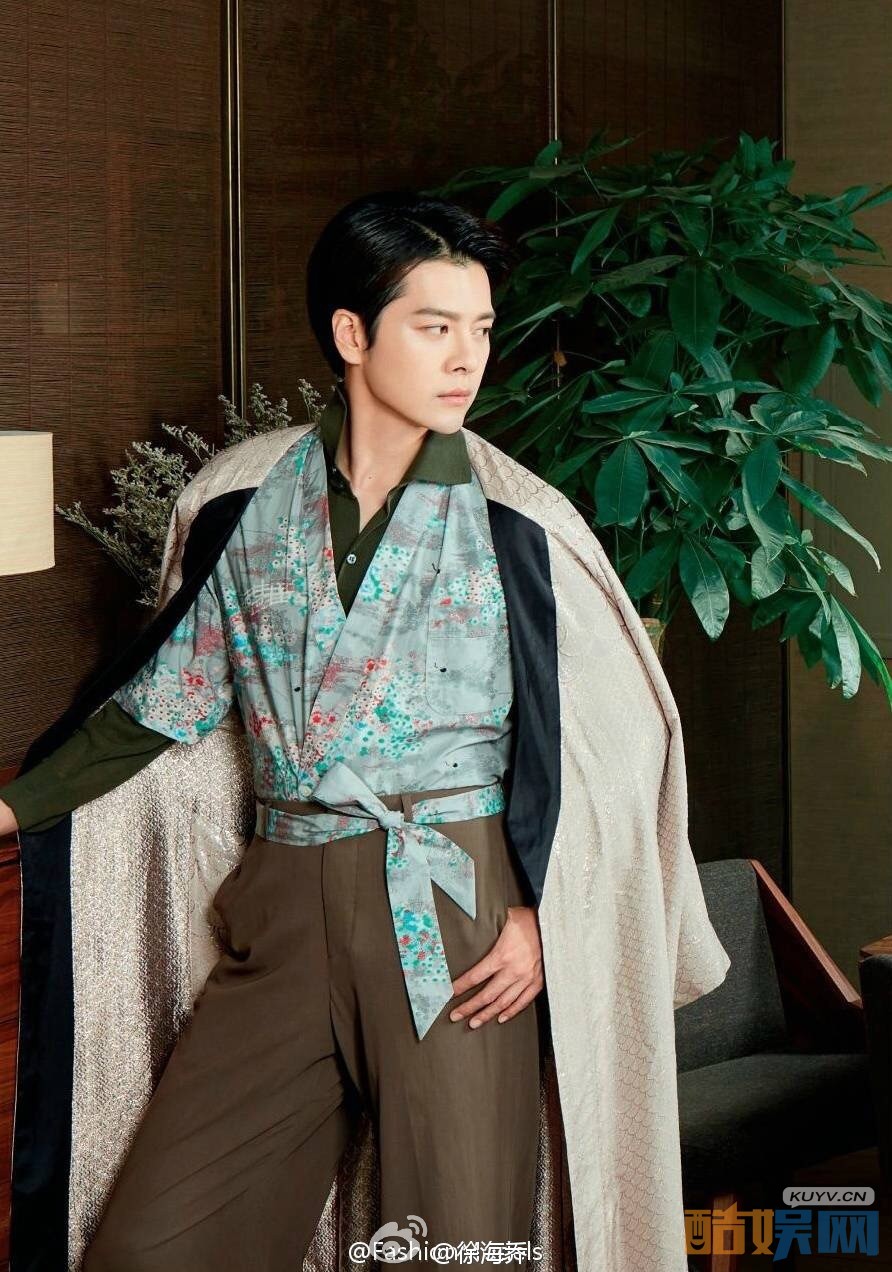 徐海乔的一组封面大片曝光，恬静淡雅写意中国风。徐海乔身穿中国风服饰，服饰朴素淡雅，服饰上带有的碎花也更加的彰显雅致。