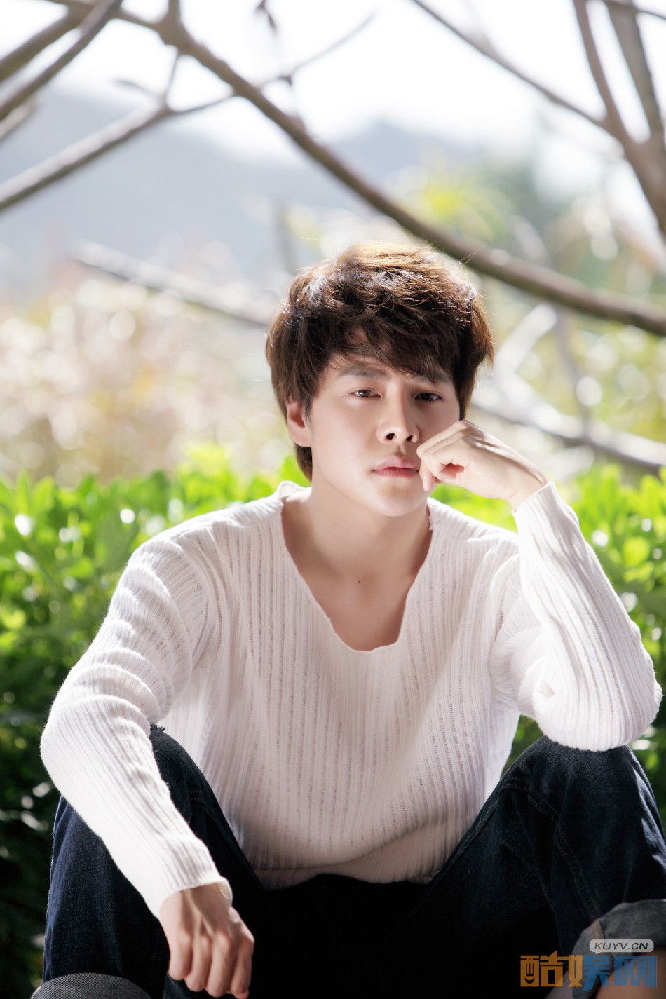 人气演员徐海乔曝光了一组街拍，清新的造型搭配干净的笑容阳光气息浓郁，时尚随性尽显洒脱暖男气质。