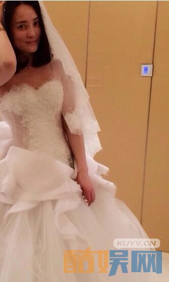蒋勤勤陈建斌婚纱照欣赏 38岁蒋勤勤再拍婚纱照秀恩爱
