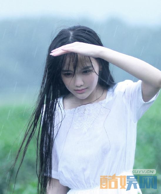 南笙雨中湿发写真