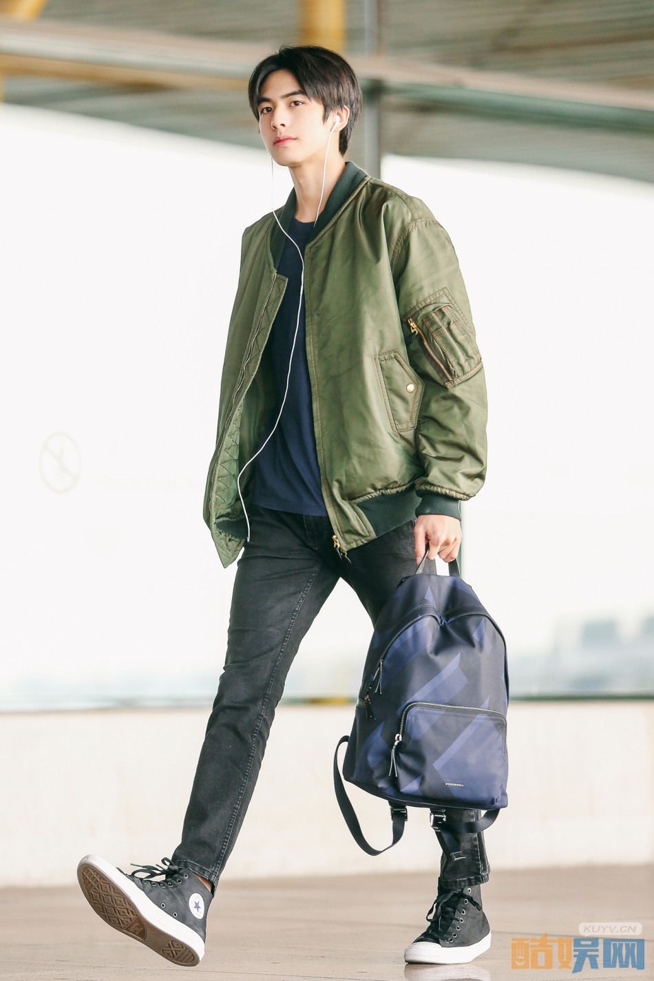 宋威龙路透接机照