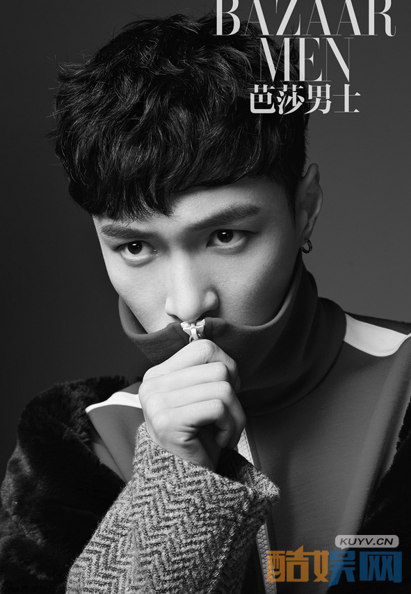 张艺兴登上《芭莎男士》杂志封面，继五月首登该杂志商业封面后，再度登上十月刊封面，成为为数不多一年内见两次封面的艺人。夜幕降临，张艺兴在空旷的野外，随性依靠在座驾旁，周身散发着沉静内敛的气质，深邃的眼神中尽显睿智，成熟大气魅力十足。