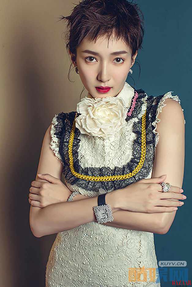 江疏影为杂志拍摄的一组大片曝光。身穿复古华服的江疏影好似穿梭在时空间，时而慵懒放松、时而优雅贵气、时而俏皮古怪，演绎不同神色的少女情怀。