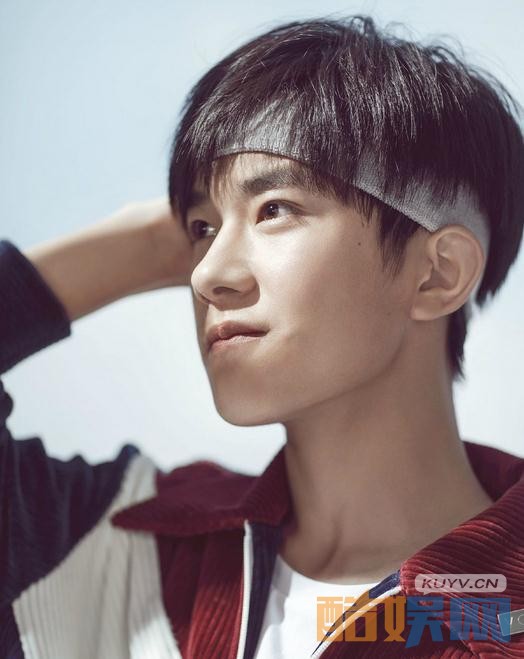 易烊千玺杂志照