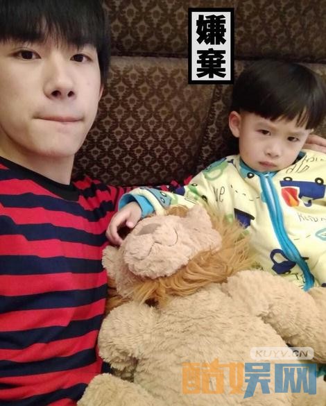 易烊千玺和弟弟合照