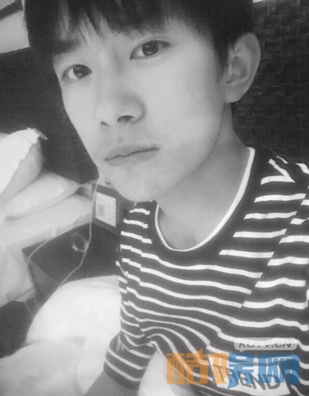 易烊千玺生活照