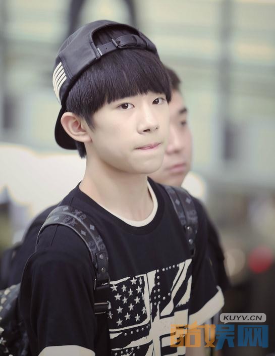 易烊千玺机场照