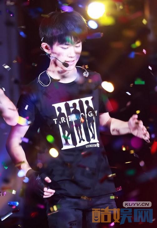 易烊千玺舞台照