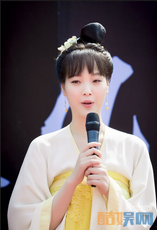 何杜娟个人经历 何杜娟个人资料简介  何杜娟杂志、写真、生活照欣赏