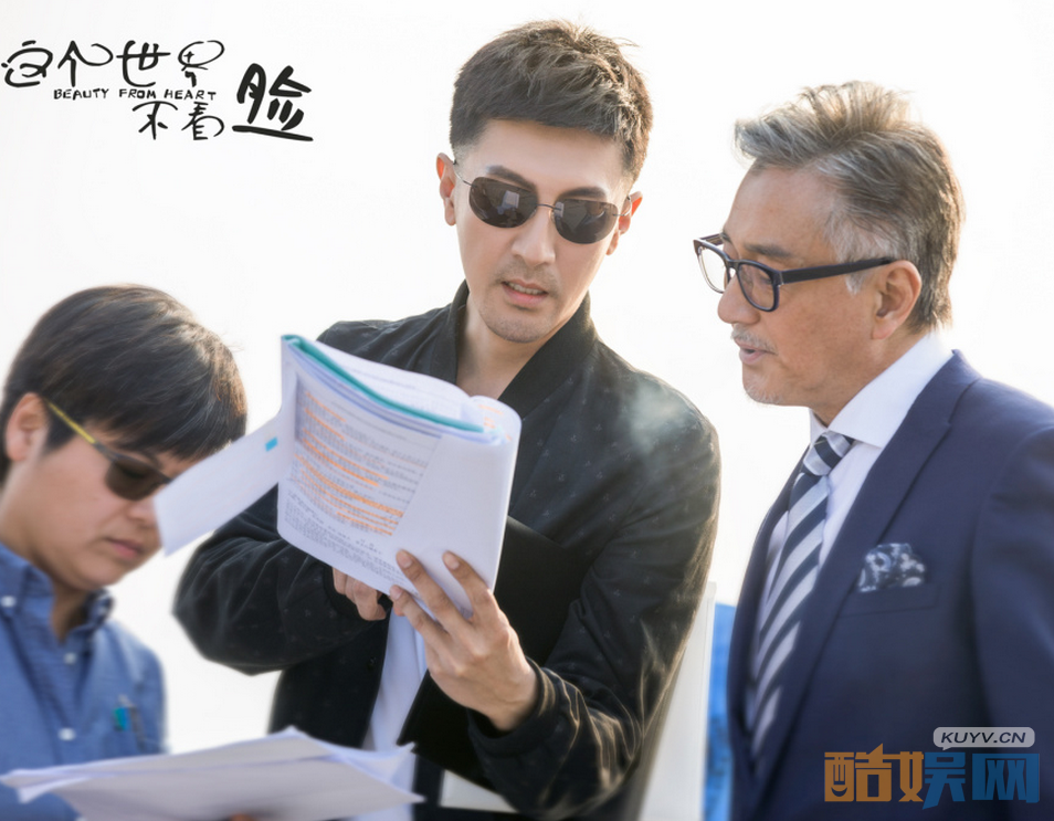 这个世界不看脸杀青 大叔张鲁一牵手萝莉吴倩