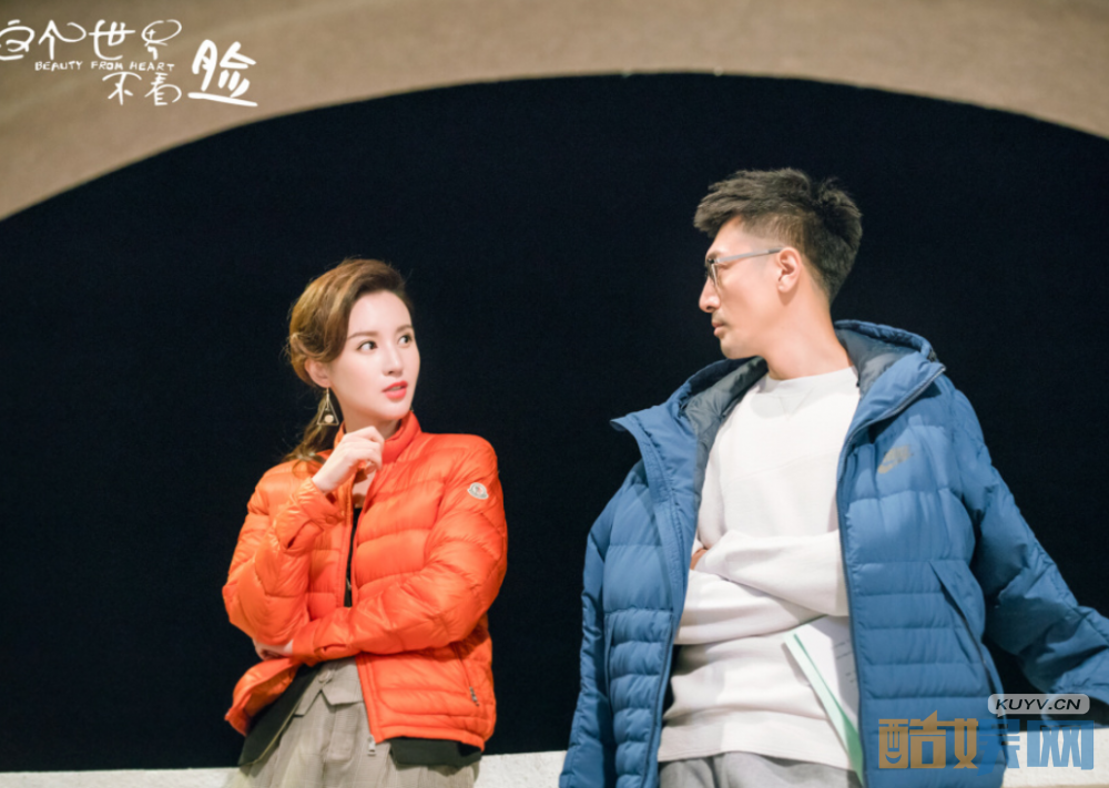 这个世界不看脸杀青 大叔张鲁一牵手萝莉吴倩