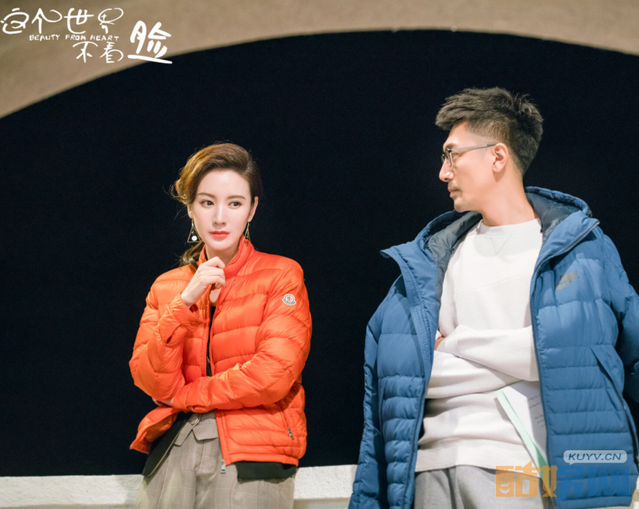 这个世界不看脸杀青 大叔张鲁一牵手萝莉吴倩