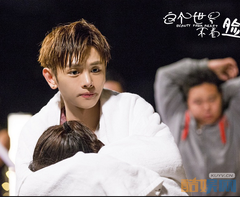 这个世界不看脸杀青 大叔张鲁一牵手萝莉吴倩