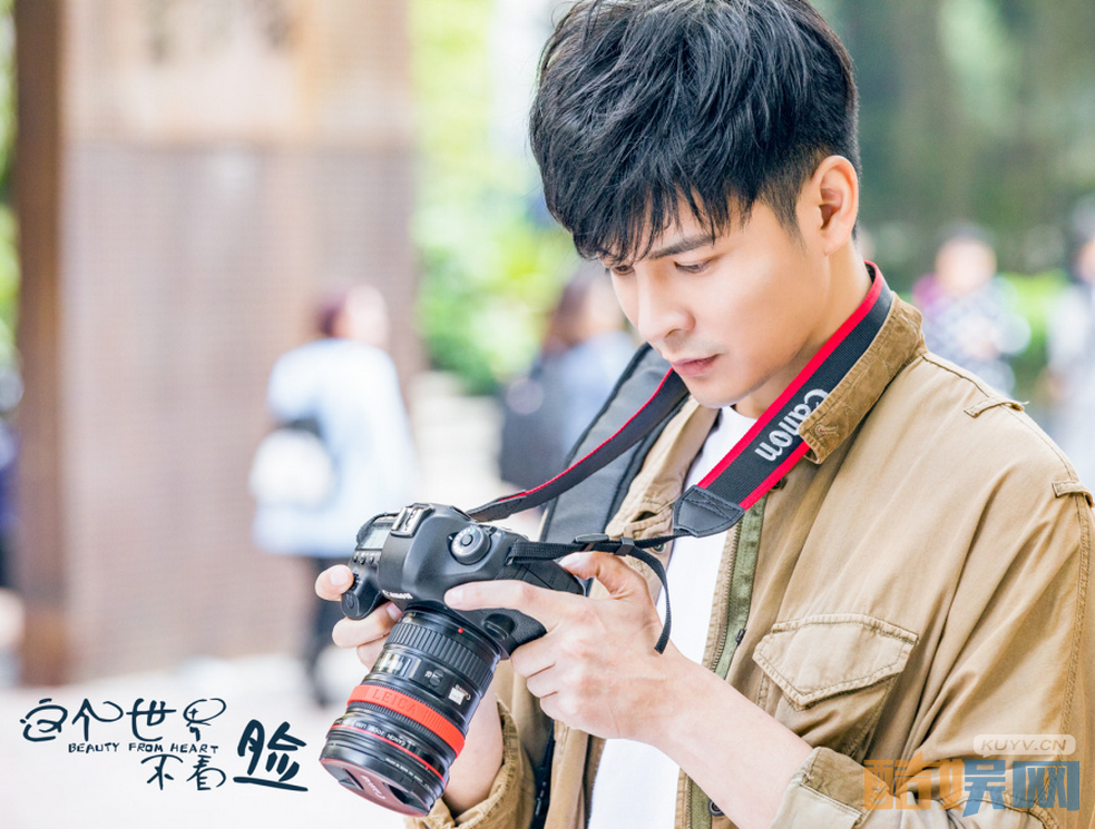 这个世界不看脸杀青 大叔张鲁一牵手萝莉吴倩