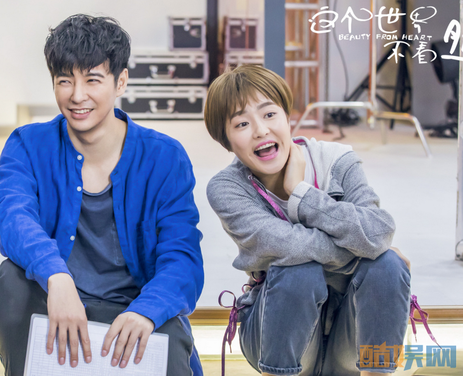 这个世界不看脸杀青 大叔张鲁一牵手萝莉吴倩