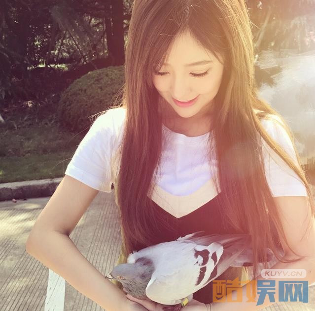 繁星四月李宝英是谁演的？繁星四月李宝英扮演者赵奕欢个人资料、写真、生活照欣赏