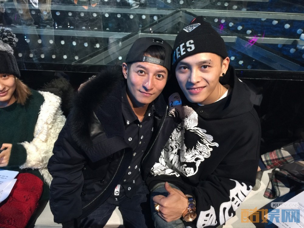 洪尧和其他艺人合照写真