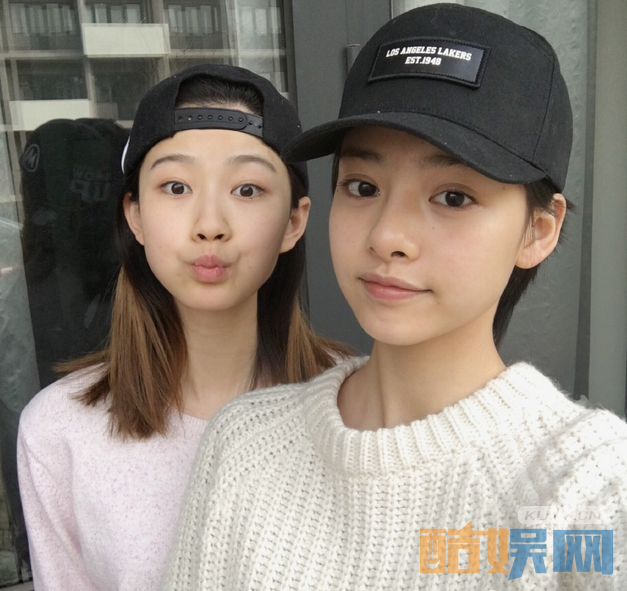 张艺上与人合照