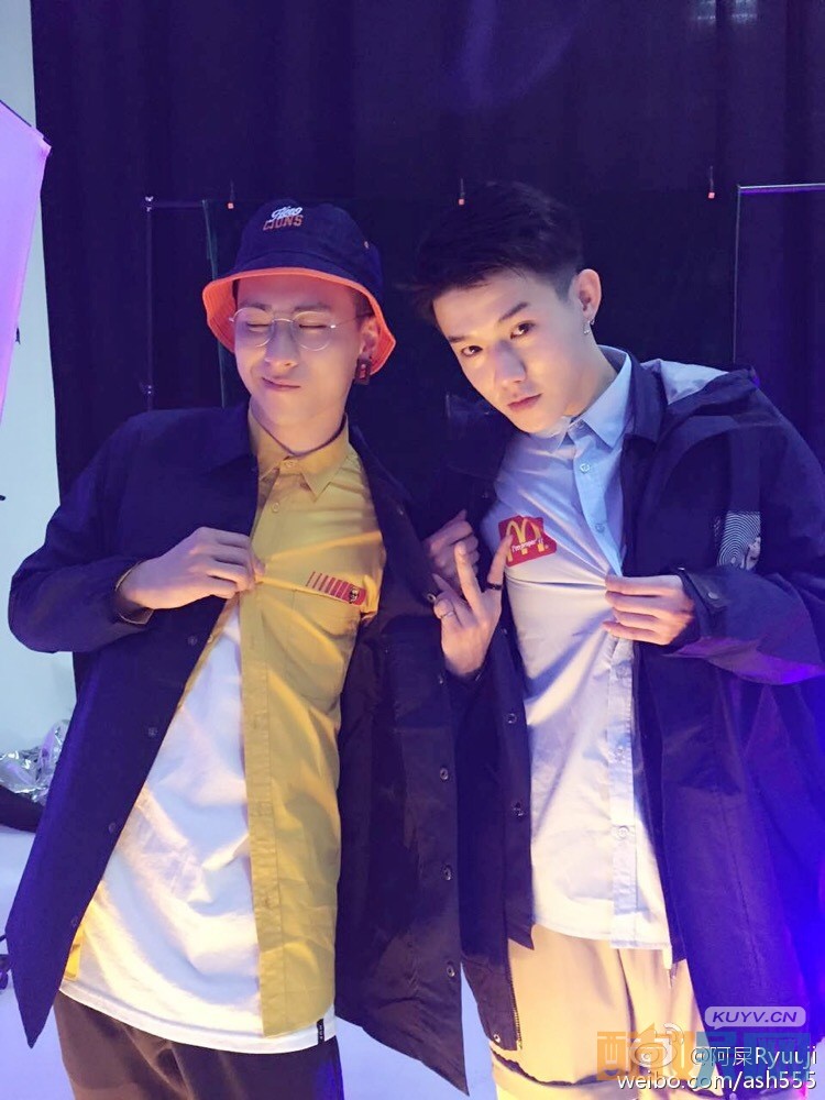 朱戬和好友合照写真