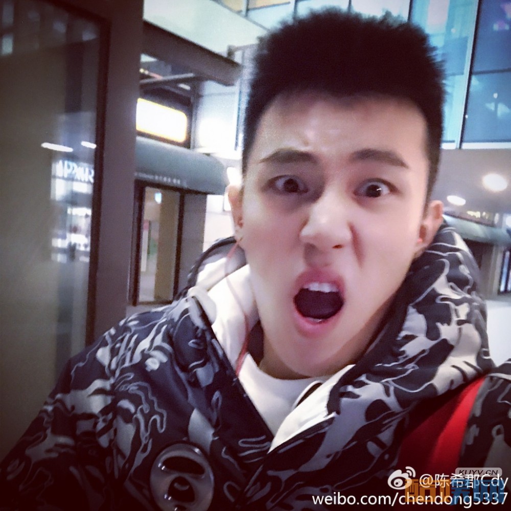 陈希郡搞怪自拍写真