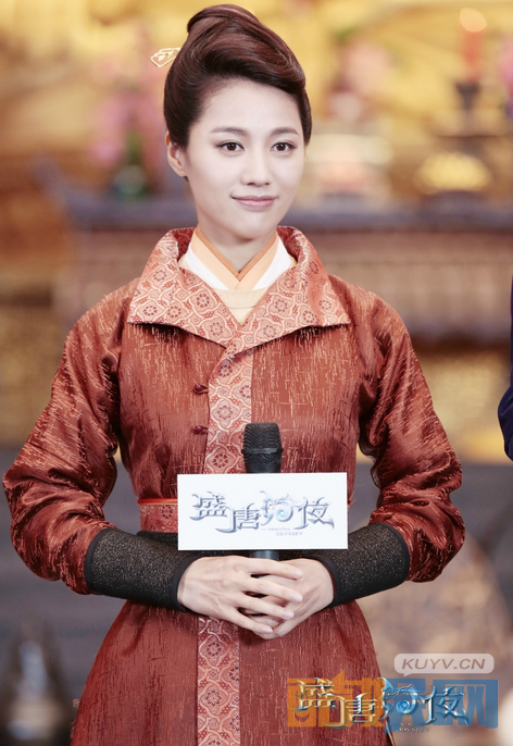 盛唐幻夜探班照曝光   俏皮吴倩女扮男装