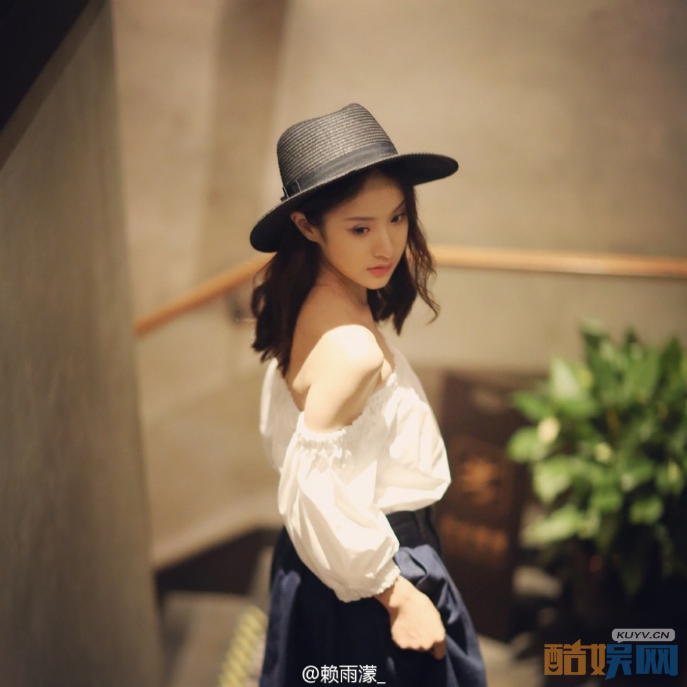 赖雨濛时尚街拍写真