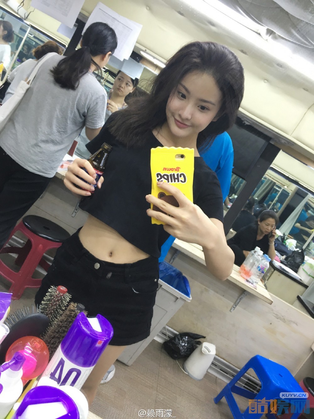 赖雨濛片场照写真