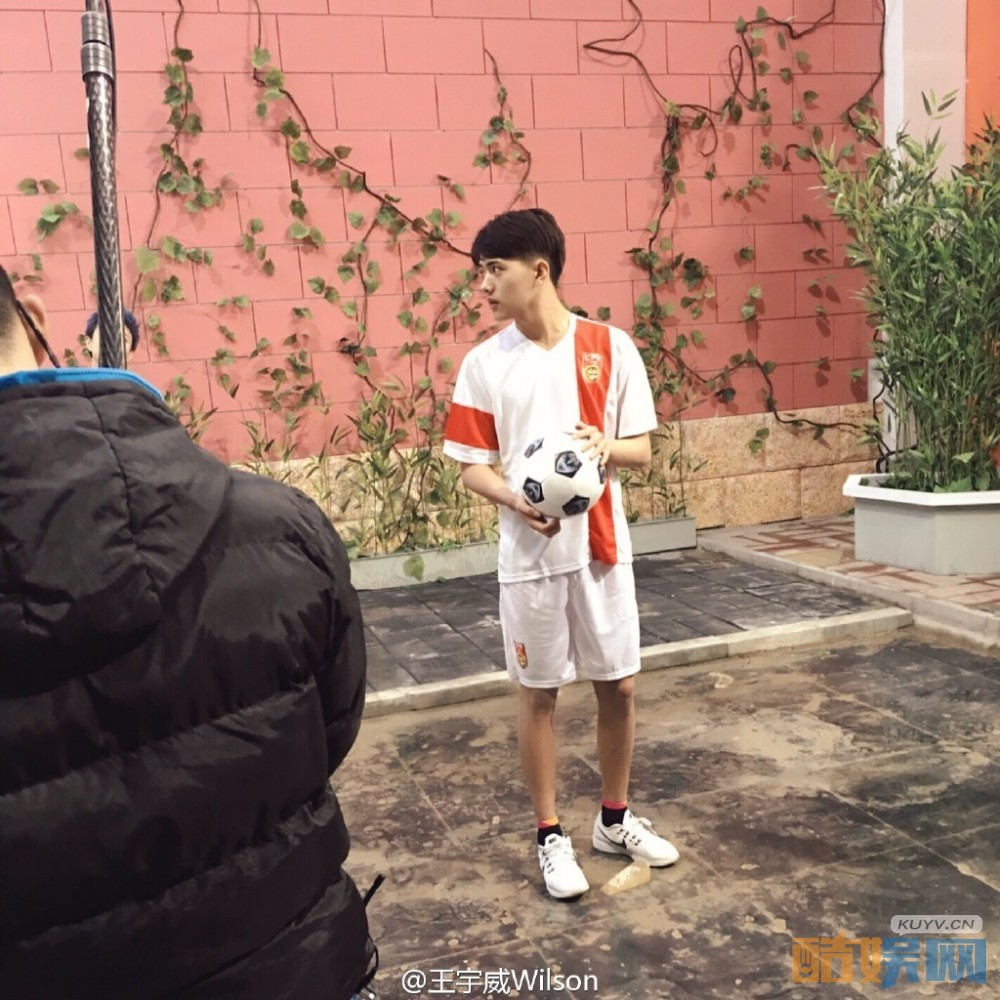 王宇威片场照写真