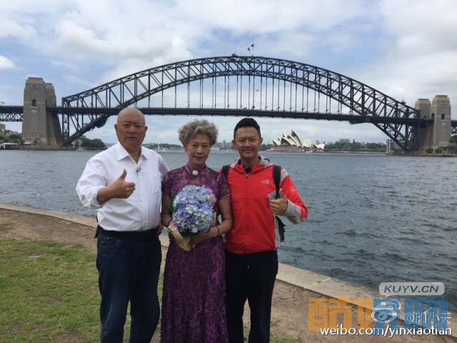 印小天和父母一起写真