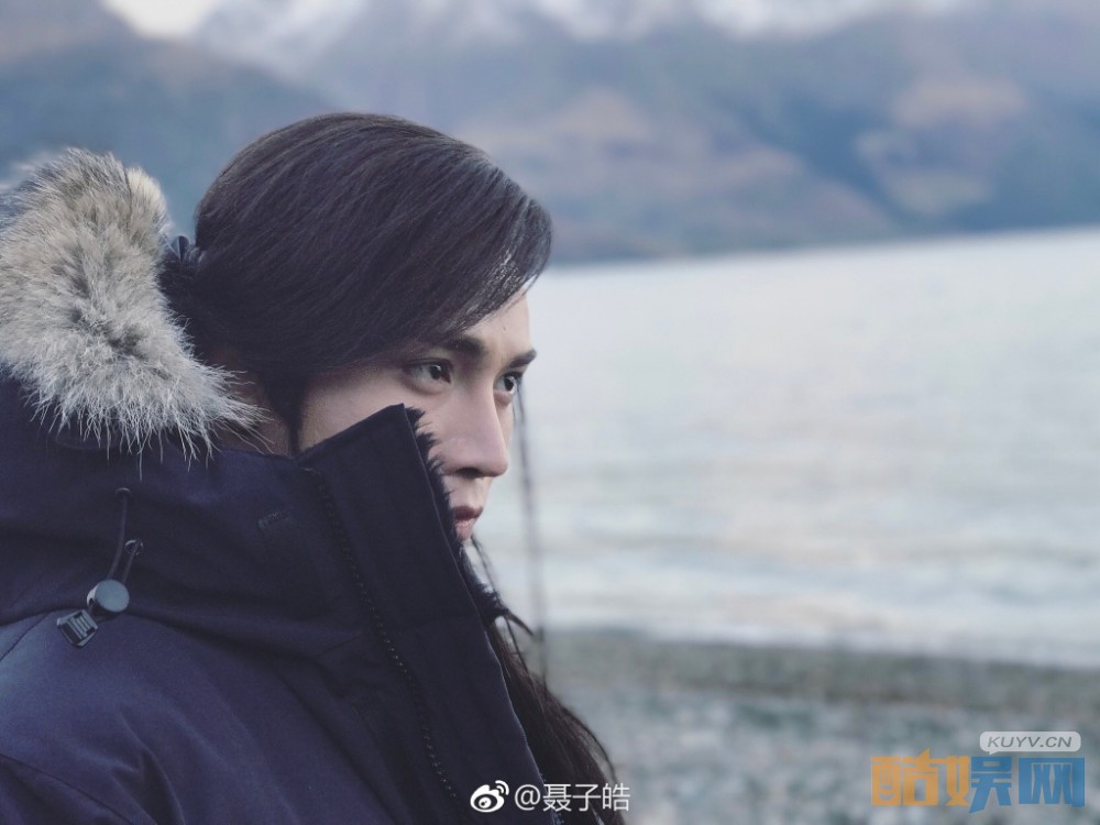 聂子皓片场照写真