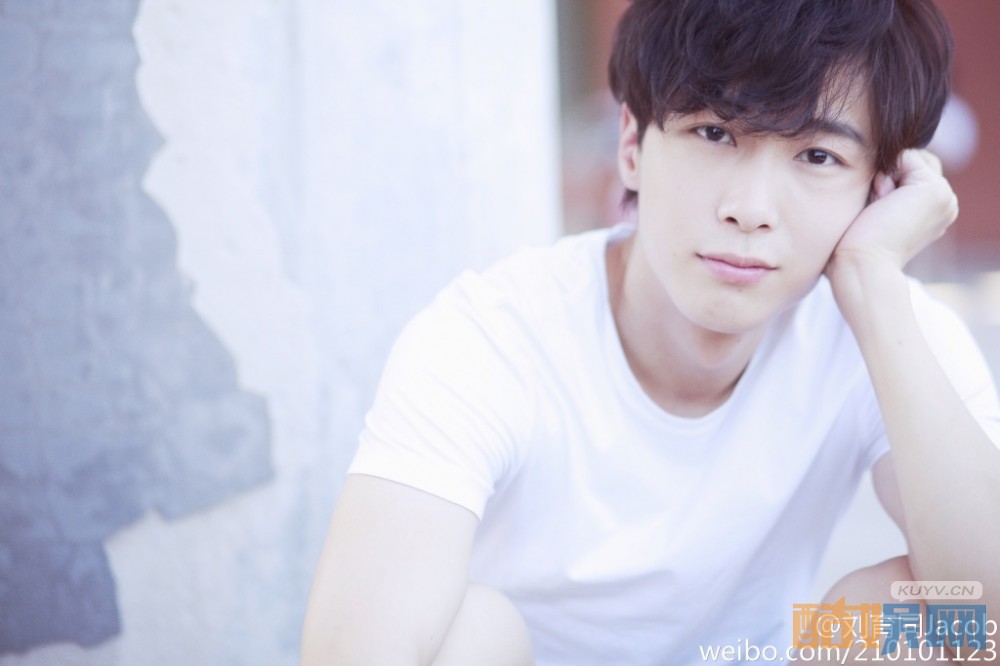 刘育同白衣少年写真