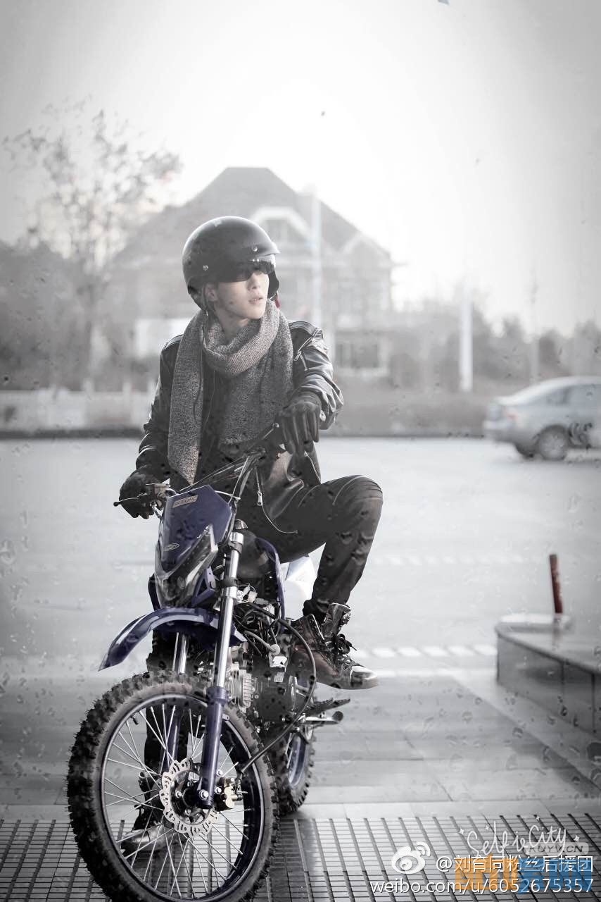 刘育同黑白写真