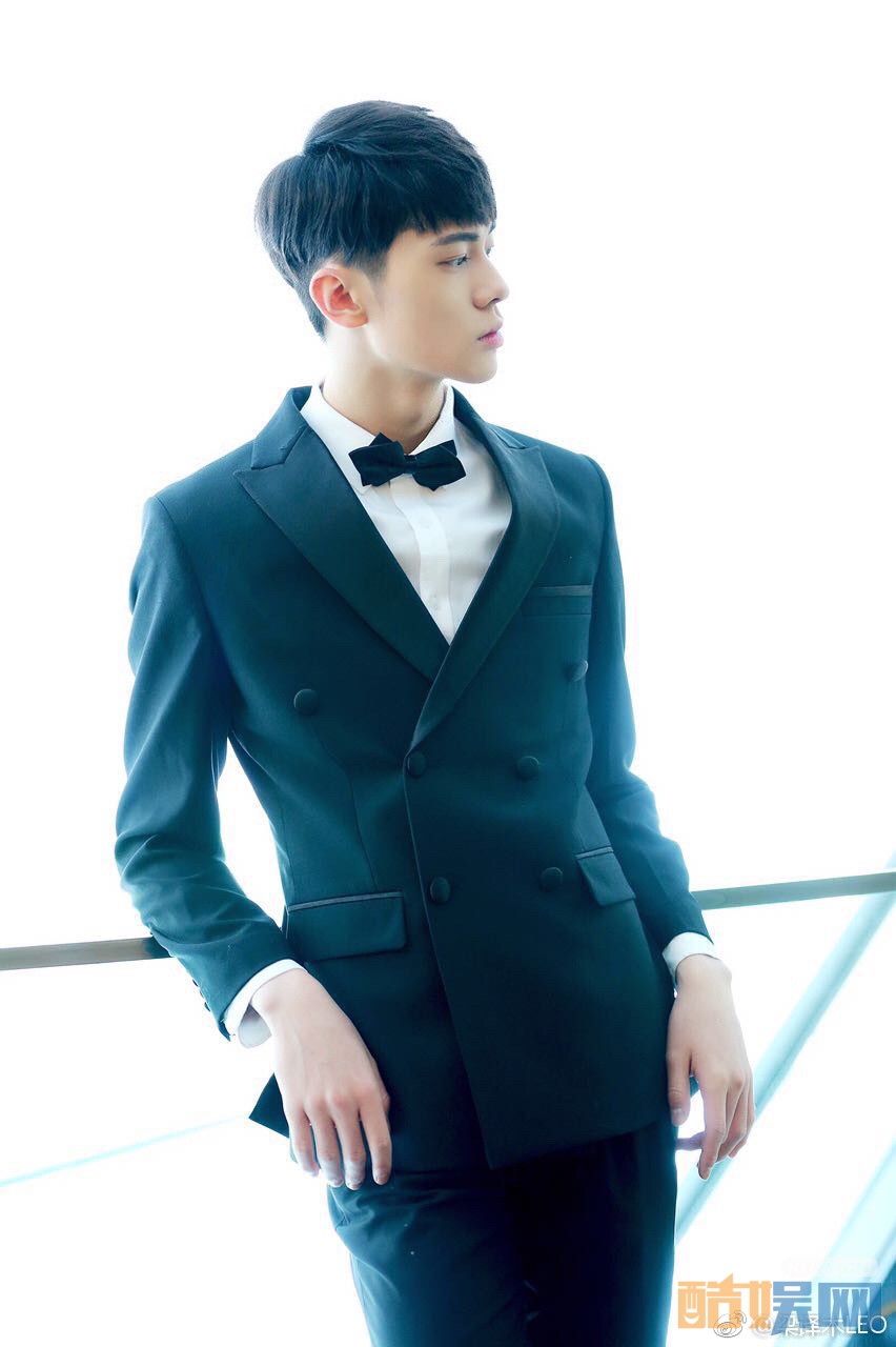 梁译木西服写真