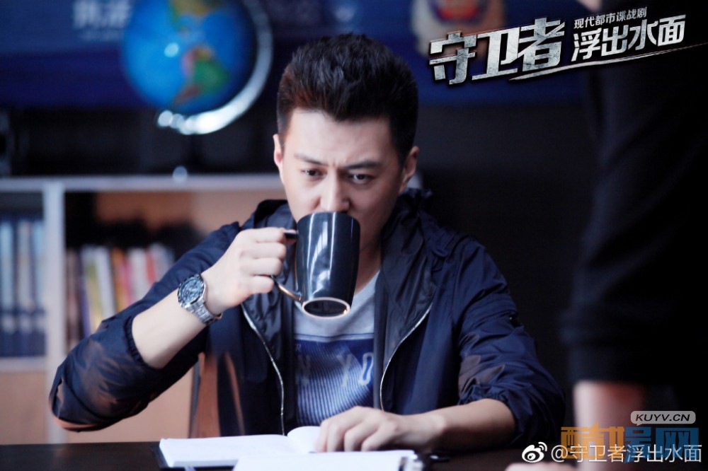 电视剧守卫者浮出水面靳东演唱主题曲，老干部嗓音磁性迷人