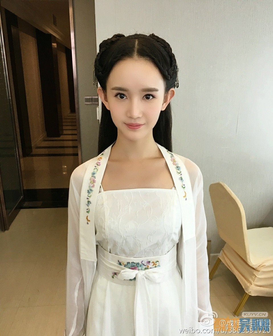 成梓宁片场照写真