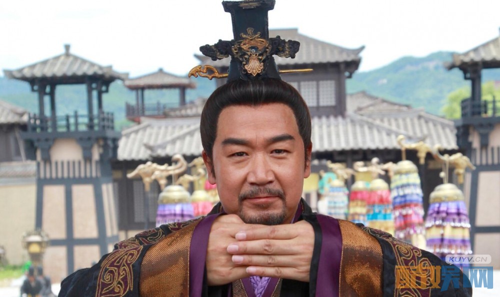 《赢天下》张国立杀青 片场吹小风扇惹人注目