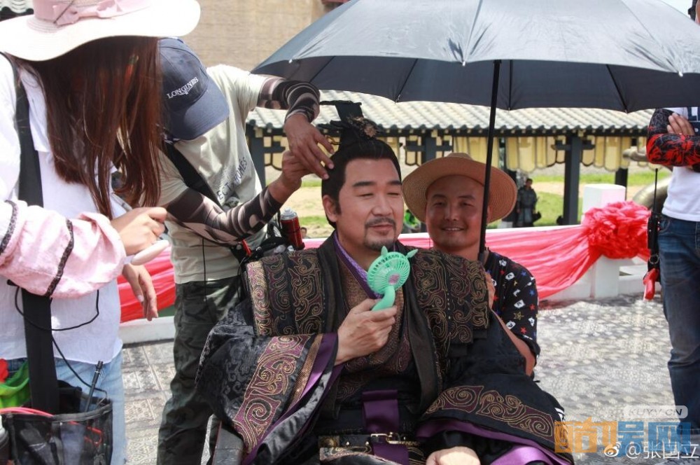 《赢天下》张国立杀青 片场吹小风扇惹人注目