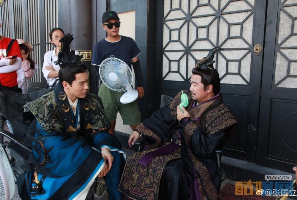 《赢天下》张国立杀青 片场吹小风扇惹人注目