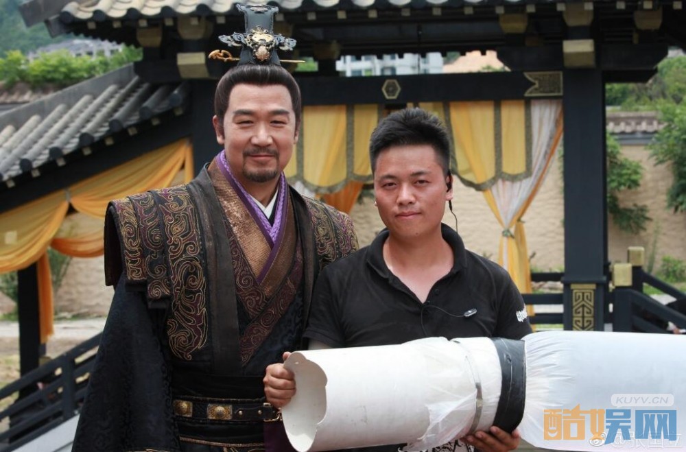 《赢天下》张国立杀青 片场吹小风扇惹人注目