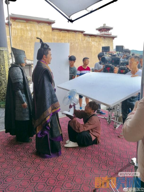 《赢天下》张国立杀青 片场吹小风扇惹人注目