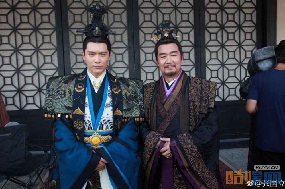 《赢天下》张国立杀青 片场吹小风扇惹人注目