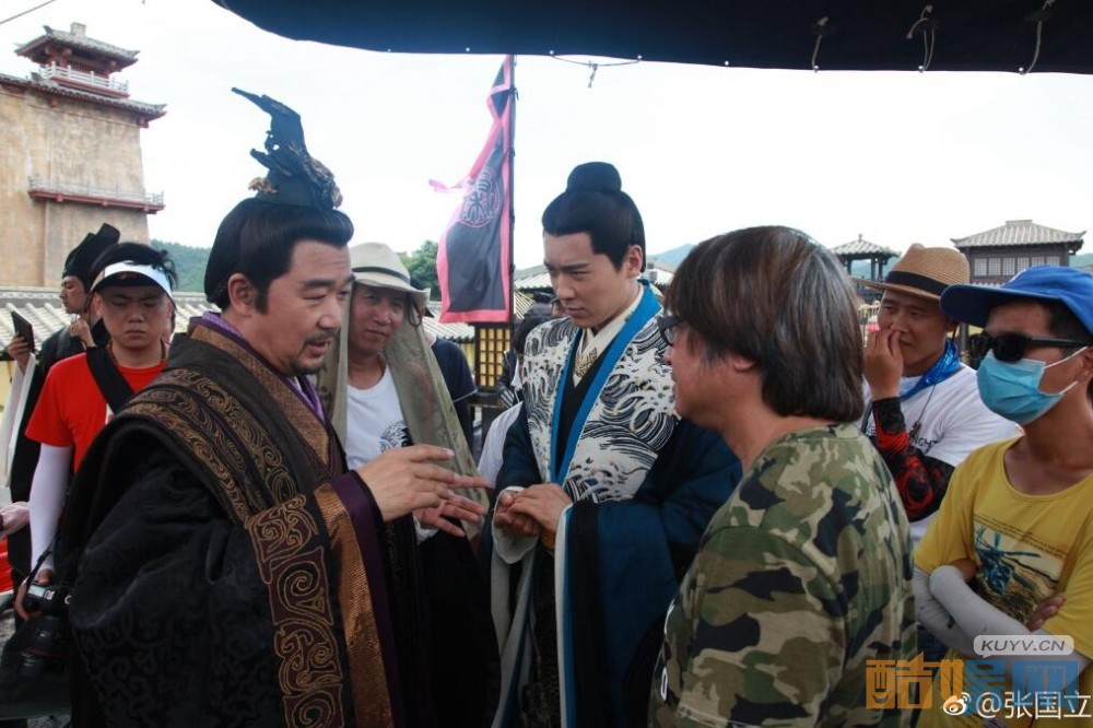 《赢天下》张国立杀青 片场吹小风扇惹人注目