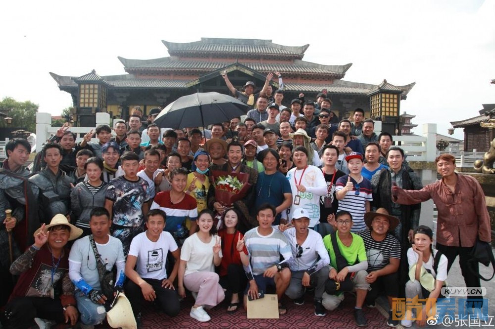 《赢天下》张国立杀青 片场吹小风扇惹人注目