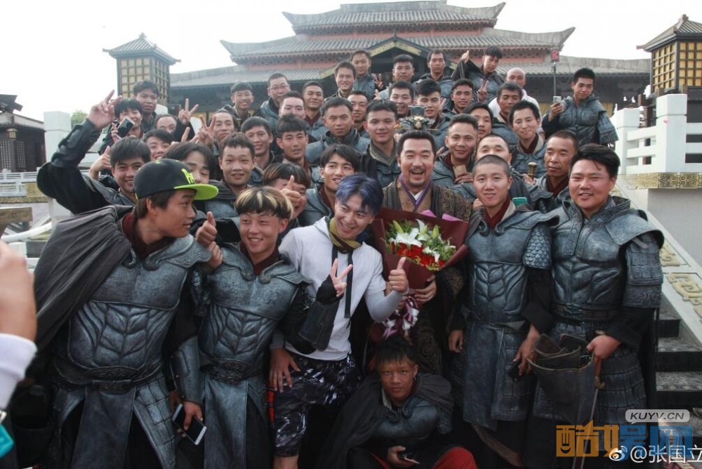 《赢天下》张国立杀青 片场吹小风扇惹人注目