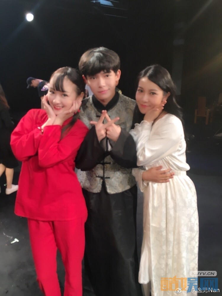 张逸男片场照写真