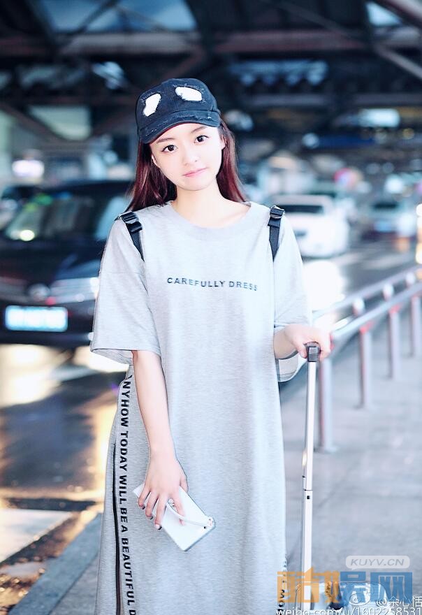余心恬街拍照片