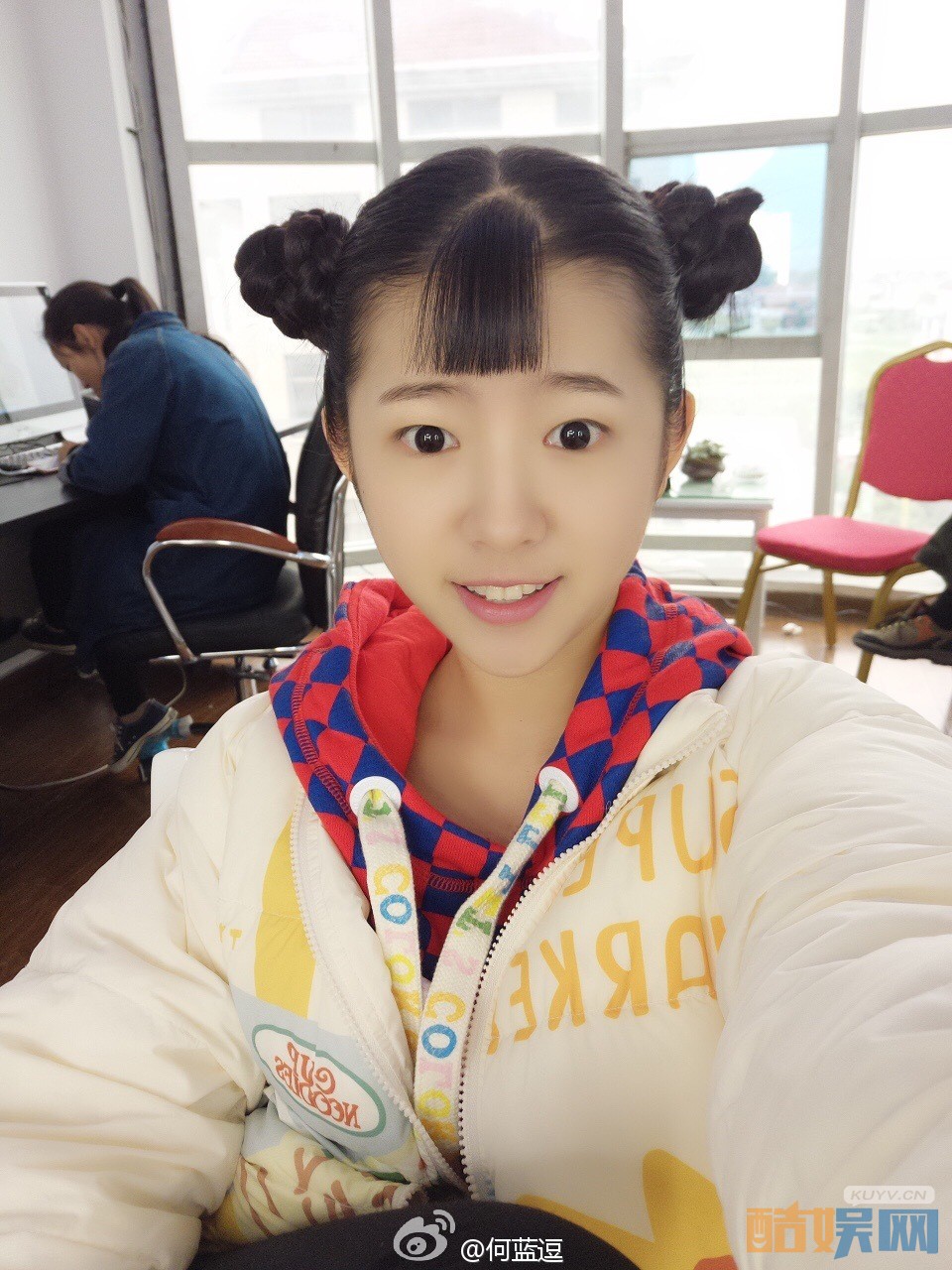 何蓝逗片场照写真